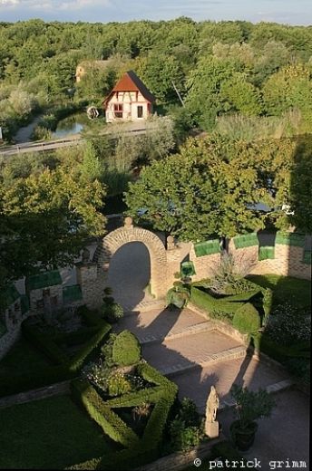 Ein mittelalterlicher Garten mit einem Haus im Elsass